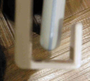 ホルダーのツメが広く開いているので、薄型のタブレットではグラつく。